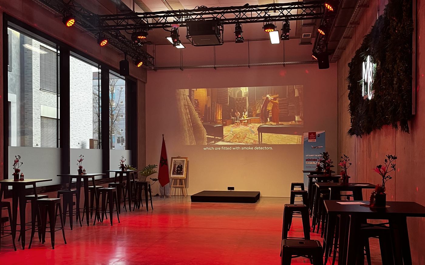 Corporate Event in der M8 eventfactory mit roter Lichtstimmung