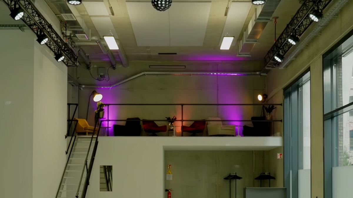 Eventfläche der M8 eventfactory mit Traversen und Empore
