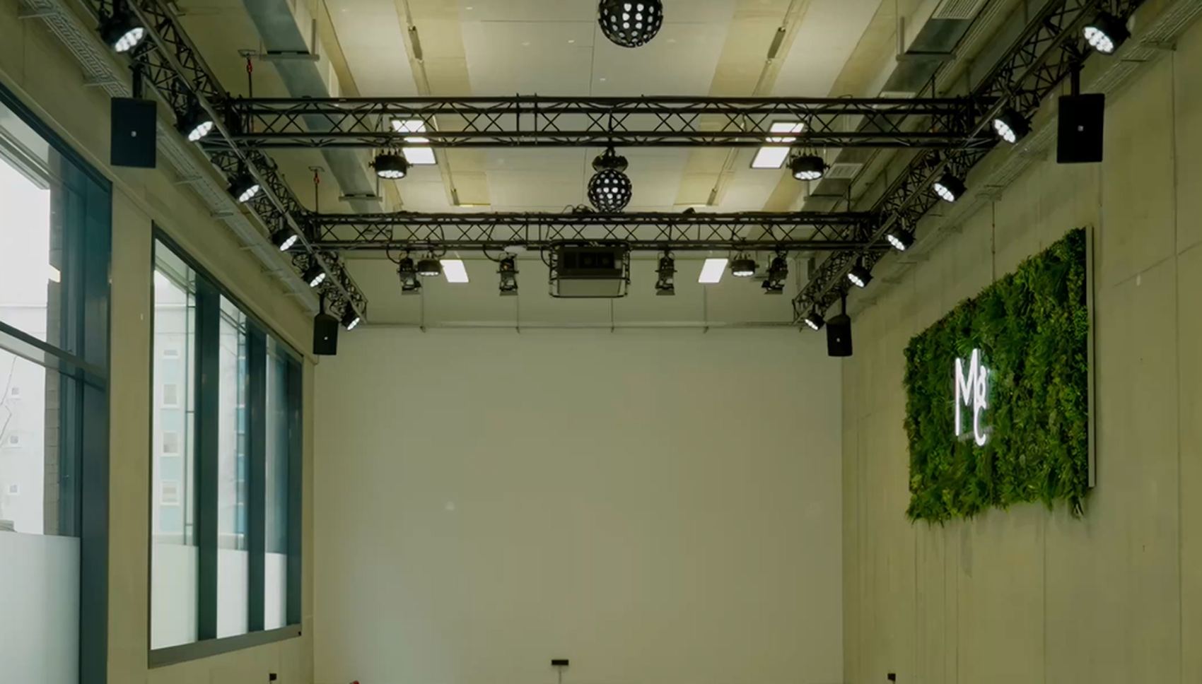 Bestuhlte Eventfläche der M8 eventfactory