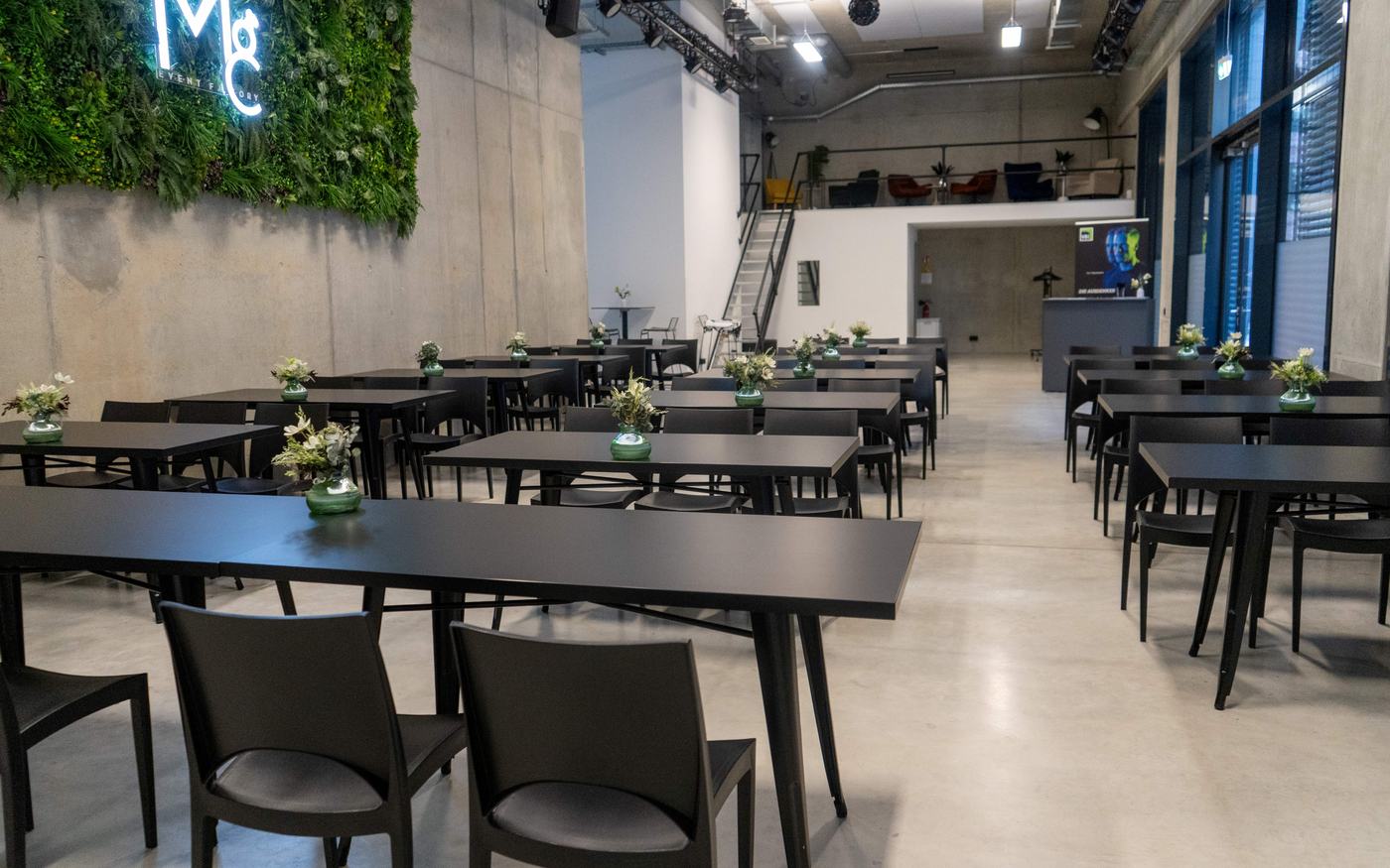 Workshop-Setup mit Tafelbestuhlung in der M8 eventfactory